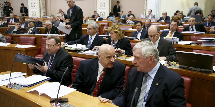 Trg Sv. Marka. Nastavak redovite sjednice sabora. Na slici: Ivan Jarnjak, Josip Friscic i Vladimir Seks. Foto: Goran Mehkek / CROPIX