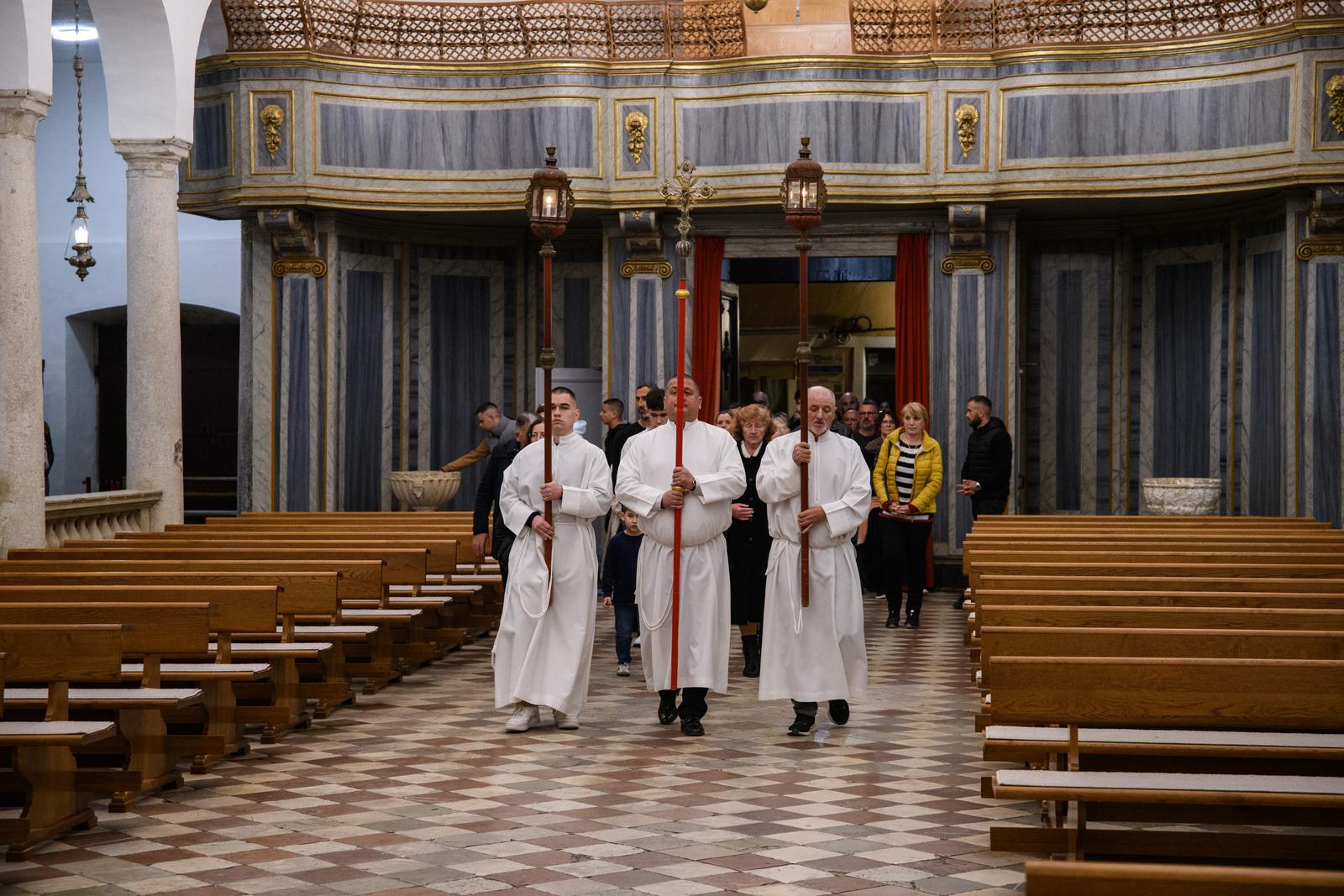 Nadbiskup Zgrablić predvodio Službu Muke Gospodnje u katedrali sv. Stošije Nadbiskup Zgrablić predvodio Službu Muke Gospodnje u katedrali sv. Stošije
