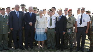 Knin, 050810.
Proslava Dana pobjede i 15. godisnjice akcije Oluja u Kninu.
Na fotografiji: Luka Bebic, Ivo Josipovic, Jadranka Kosor Damir Krsticevic
Foto: Jakov Prkic / Cropix Knin, 050810.
Proslava Dana pobjede i 15. godisnjice akcije Oluja u Kninu.
Na fotografiji: Luka Bebic, Ivo Josipovic, Jadranka Kosor Damir Krsticevic
Foto: Jakov Prkic / Cropix