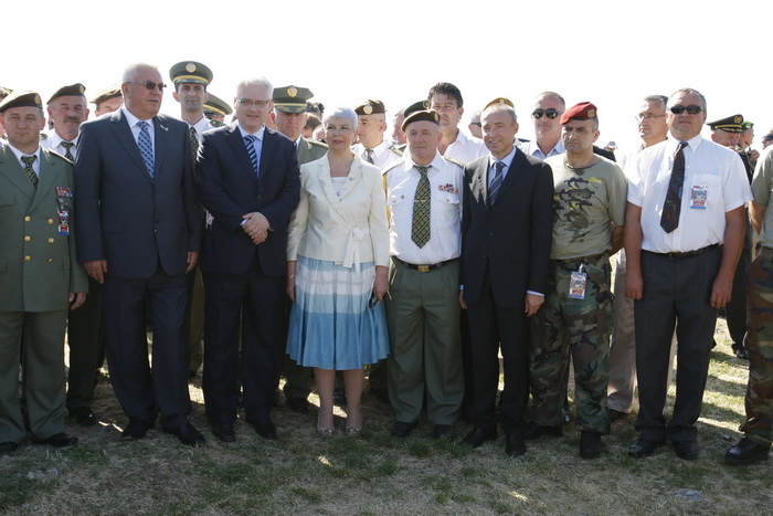 Knin, 050810.
Proslava Dana pobjede i 15. godisnjice akcije Oluja u Kninu.
Na fotografiji: Luka Bebic, Ivo Josipovic, Jadranka Kosor Damir Krsticevic
Foto: Jakov Prkic / Cropix Knin, 050810.
Proslava Dana pobjede i 15. godisnjice akcije Oluja u Kninu.
Na fotografiji: Luka Bebic, Ivo Josipovic, Jadranka Kosor Damir Krsticevic
Foto: Jakov Prkic / Cropix