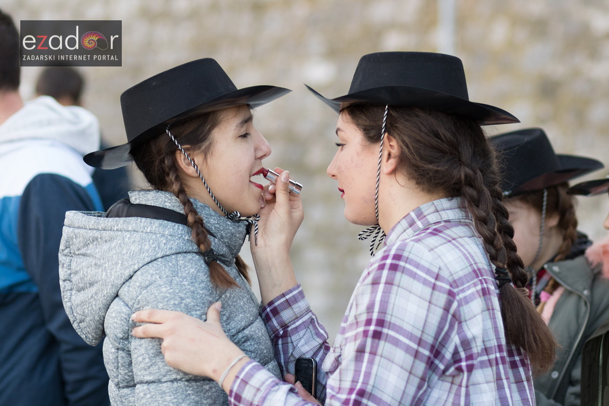 Zadarski karneval 2018: Povorka maškaranih skupina od Gradskih vrata preko Foruma do Narodnog trga Zadarski karneval 2018: Povorka maškaranih skupina od Gradskih vrata preko Foruma do Narodnog trga