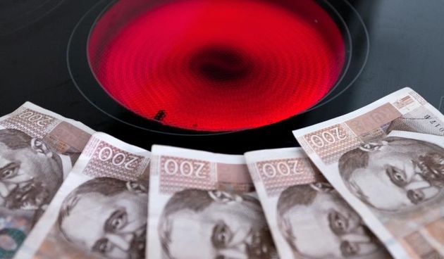 Zagreb – Velik dio mjesecnih prihoda brojni gradjani odvajaju za placanje racuna za struju, vodu, grijanje i telefon. Photo: Davor Puklavec/PIXSELL Autor  Davor Puklavec/PIXSELL Ključne riječi  kuna, grijanje, novcanica, kune, 200, stednjak, novcanice, re