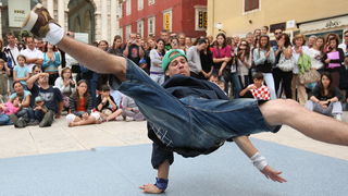 Zadar, 210610.
Povodom Dana borbe protiv ovisnosti zadarski su breakdanceri i hip-hoperi pred brojnim turistima zaplesali na Narodnom trgu.
Foto: Vladimir Ivanov / CROPIX