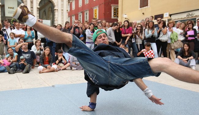 Zadar, 210610.
Povodom Dana borbe protiv ovisnosti zadarski su breakdanceri i hip-hoperi pred brojnim turistima zaplesali na Narodnom trgu.
Foto: Vladimir Ivanov / CROPIX