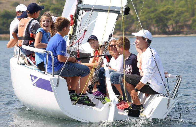 Zlatni olimpijci Fantela i Marenić družili se sa šibenskom djecom povodom dana jedrenja. Photo: Duško Jaramaz/PIXSELL Zlatni olimpijci Fantela i Marenić družili se sa šibenskom djecom povodom dana jedrenja. Photo: Duško Jaramaz/PIXSELL