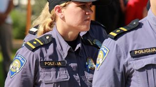 U prigodi Dana hrvatske policije i njihovog zaštitnika Sv.Mihovila danas je u PU Zadarskoj održana prigodna svečanost.U nastavku svečanosti, pokaznu vježbu samoobrane izveli su pripadnici interventne jedinice PU Zadarske te su podijeljena priznanja nagrađ U prigodi Dana hrvatske policije i njihovog zaštitnika Sv.Mihovila danas je u PU Zadarskoj održana prigodna svečanost.U nastavku svečanosti, pokaznu vježbu samoobrane izveli su pripadnici interventne jedinice PU Zadarske te su podijeljena priznanja nagrađ