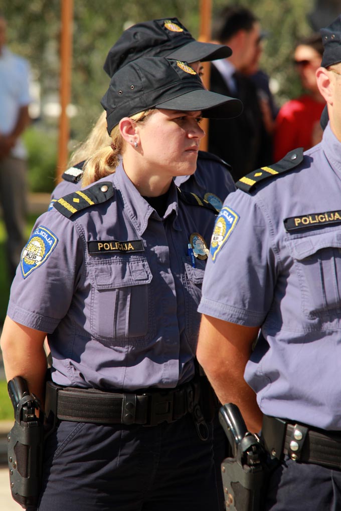 U prigodi Dana hrvatske policije i njihovog zaštitnika Sv.Mihovila danas je u PU Zadarskoj održana prigodna svečanost.U nastavku svečanosti, pokaznu vježbu samoobrane izveli su pripadnici interventne jedinice PU Zadarske te su podijeljena priznanja nagrađ U prigodi Dana hrvatske policije i njihovog zaštitnika Sv.Mihovila danas je u PU Zadarskoj održana prigodna svečanost.U nastavku svečanosti, pokaznu vježbu samoobrane izveli su pripadnici interventne jedinice PU Zadarske te su podijeljena priznanja nagrađ