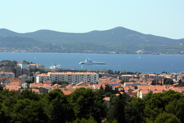 Superjqahta “A” usidrena u zadarskom kanalu Superjqahta “A” usidrena u zadarskom kanalu