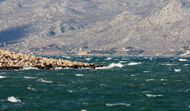 Zadar, 060112.
Hladno vrijeme uz jaku buru na zadarskom podrucju.
Na slici: bura je namreskala more u Vinjercu pokraj Zadra.
Foto: Andrija Lucic / CROPIX