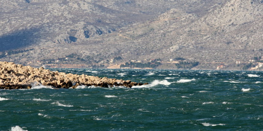 Zadar, 060112.
Hladno vrijeme uz jaku buru na zadarskom podrucju.
Na slici: bura je namreskala more u Vinjercu pokraj Zadra.
Foto: Andrija Lucic / CROPIX Zadar, 060112.
Hladno vrijeme uz jaku buru na zadarskom podrucju.
Na slici: bura je namreskala more u Vinjercu pokraj Zadra.
Foto: Andrija Lucic / CROPIX