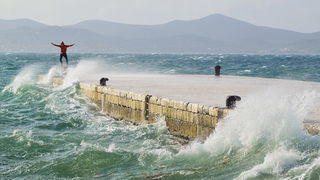 Spektakularna igra valova na zadarskoj rivi 5. studenog 2014.  Foto: Marin Pitton