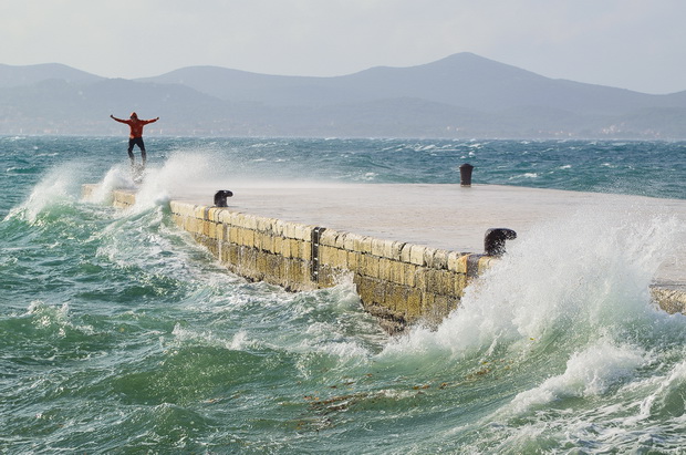 Spektakularna igra valova na zadarskoj rivi 5. studenog 2014.  Foto: Marin Pitton