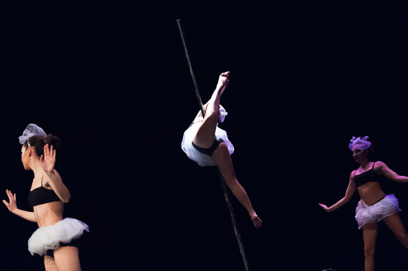 Pole/Chair/Dance show “Mental” @ HNK Zadar, 12.3.2016 – Foto: Ivan Toman Pole/Chair/Dance show “Mental” @ HNK Zadar, 12.3.2016 – Foto: Ivan Toman