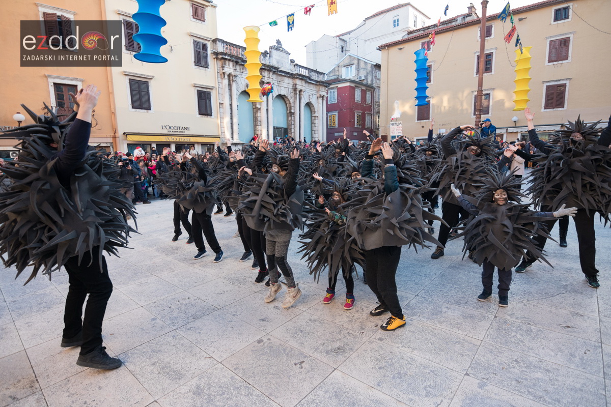 Zadarski karneval 2018: Povorka maškaranih skupina od Gradskih vrata preko Foruma do Narodnog trga Zadarski karneval 2018: Povorka maškaranih skupina od Gradskih vrata preko Foruma do Narodnog trga