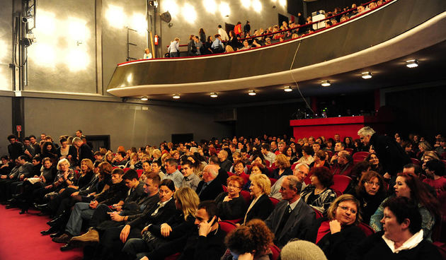 Zadar, 21.01.2013. snimio: Nenad Marčev 
TEATAR EXIT, Zagreb
Saša Anočić
KAUBOJI
redatelj: Saša Anočić
igraju: Živko Anočić, Matija Antolić, 
Hrvoje Barišić, Krunoslav Klabučar, 
Rakan Rushaidat, Radovan Ruždjak i Ivana Rushaidat 
izvan pre