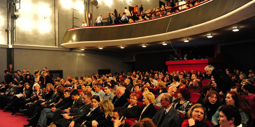 Zadar, 21.01.2013. snimio: Nenad Marčev 
TEATAR EXIT, Zagreb
Saša Anočić
KAUBOJI
redatelj: Saša Anočić
igraju: Živko Anočić, Matija Antolić, 
Hrvoje Barišić, Krunoslav Klabučar, 
Rakan Rushaidat, Radovan Ruždjak i Ivana Rushaidat 
izvan pre