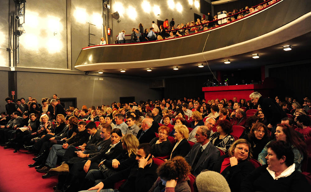 Zadar, 21.01.2013. snimio: Nenad Marčev
TEATAR EXIT, Zagreb
Saša Anočić
KAUBOJI
redatelj: Saša Anočić
igraju: Živko Anočić, Matija Antolić,
Hrvoje Barišić, Krunoslav Klabučar,
Rakan Rushaidat, Radovan Ruždjak i Ivana Rushaidat
izvan pre Zadar, 21.01.2013. snimio: Nenad Marčev
TEATAR EXIT, Zagreb
Saša Anočić
KAUBOJI
redatelj: Saša Anočić
igraju: Živko Anočić, Matija Antolić,
Hrvoje Barišić, Krunoslav Klabučar,
Rakan Rushaidat, Radovan Ruždjak i Ivana Rushaidat
izvan pre