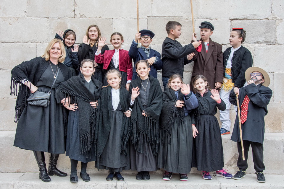 Paški zimski karneval 2017.- Maškarane skupine u karnevalskoj povorci Paški zimski karneval 2017.- Maškarane skupine u karnevalskoj povorci