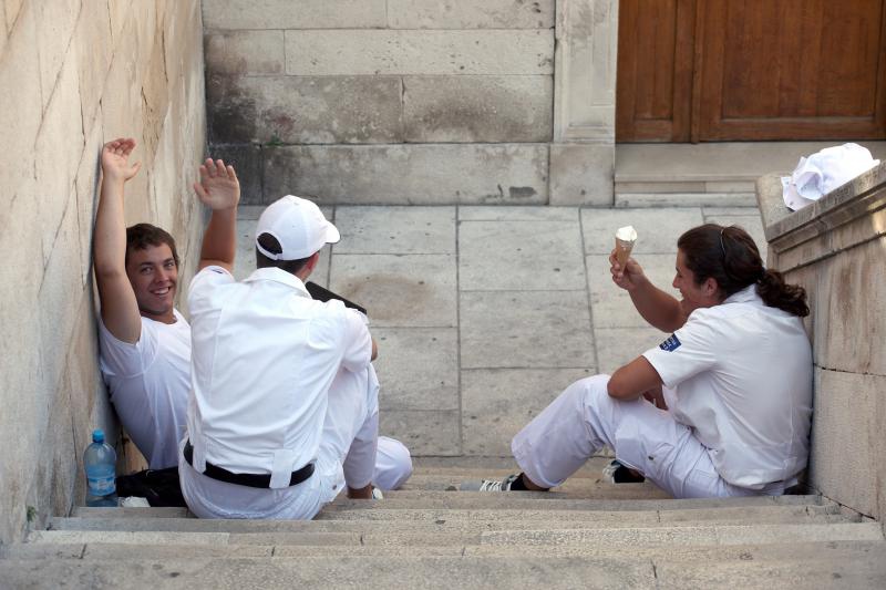 18.07.2013., Zadar – Prometna jedinica mladezi, mladi zadarski bobiji kako im tepaju gradjani uvelike pridonose olaksanom kretanju automobila kroz grad. Bez njih vecina raskrizja te ulice blize centru grada bile bi zagusene zbog prometnih cepova. Velika 18.07.2013., Zadar – Prometna jedinica mladezi, mladi zadarski bobiji kako im tepaju gradjani uvelike pridonose olaksanom kretanju automobila kroz grad. Bez njih vecina raskrizja te ulice blize centru grada bile bi zagusene zbog prometnih cepova. Velika