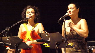 BelCante: Sandra Bagaric i Martina Tomcic ispred crkve sv. Donata BelCante: Sandra Bagaric i Martina Tomcic ispred crkve sv. Donata