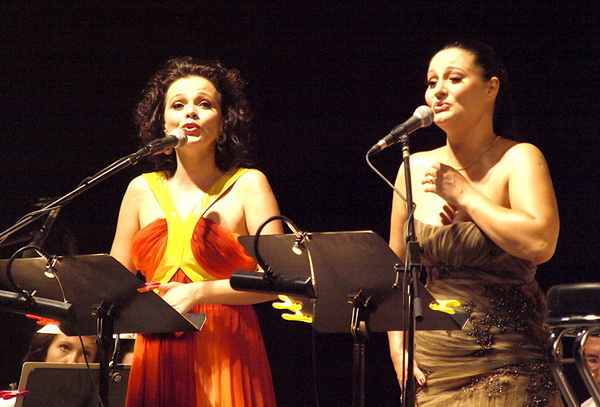 BelCante: Sandra Bagaric i Martina Tomcic ispred crkve sv. Donata BelCante: Sandra Bagaric i Martina Tomcic ispred crkve sv. Donata