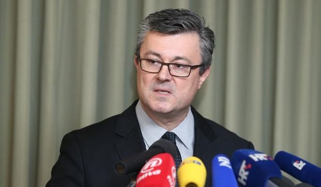 Zagreb – Mandatar Tihomir Oreskovic obratio se javnosti po povratku iz Austrije gdje je sudjelovao na zatvorenom sastanku predstavnika investitora i bankara. Photo: Zeljko Lukunic/PIXSELL