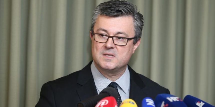 Zagreb – Mandatar Tihomir Oreskovic obratio se javnosti po povratku iz Austrije gdje je sudjelovao na zatvorenom sastanku predstavnika investitora i bankara. Photo: Zeljko Lukunic/PIXSELL Zagreb – Mandatar Tihomir Oreskovic obratio se javnosti po povratku iz Austrije gdje je sudjelovao na zatvorenom sastanku predstavnika investitora i bankara. Photo: Zeljko Lukunic/PIXSELL