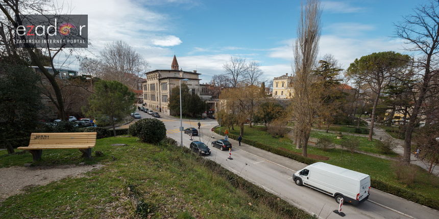 Đir po gradu, ponedjeljak 12. ožujka 2018. Ulica Bartula Kašića privremeno dvosmjerna kod zgrafe Pegla Đir po gradu, ponedjeljak 12. ožujka 2018. Ulica Bartula Kašića privremeno dvosmjerna kod zgrafe Pegla