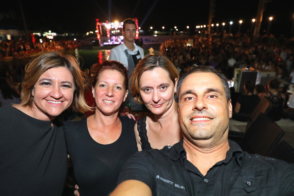 Fenomenalni Petar Grašo raspjevao i rasplesao Biograd Fenomenalni Petar Grašo raspjevao i rasplesao Biograd