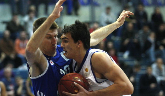Zagreb, 020413.
KC Drazen Petrovic.
Kosarkaska utakmica Liga za prvaka (prvenstvo Hrvatske) 2.kolo Cibona – Zadar.
Na slici: Barisa Krasic 20, Dario Saric 9.
Foto: Nenad Dugi / CROPIX