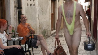 Zadar,090709.
U ocekivanju filmskog Bruna, Zadar je prilicno neocekivano posjetio cuveni Borat, izazvavsi prave salve smijeha medju turistima i domacim ljudima. Utjelovio ga je Enio Mestrovic iz bokanjacke udruge “Bleke i konji” koji je sa “maskom” Borata