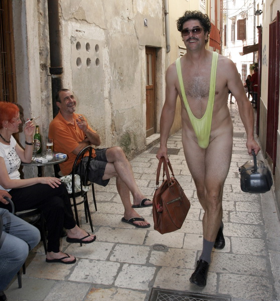 Zadar,090709.
U ocekivanju filmskog Bruna, Zadar je prilicno neocekivano posjetio cuveni Borat, izazvavsi prave salve smijeha medju turistima i domacim ljudima. Utjelovio ga je Enio Mestrovic iz bokanjacke udruge “Bleke i konji” koji je sa “maskom” Borata