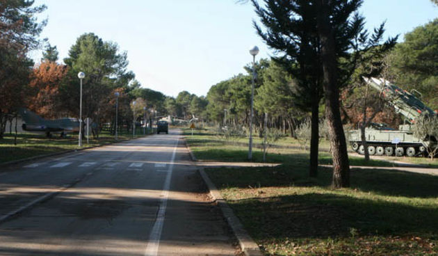 Zemunik: Muzej aviona i helikoptera na otvorenom