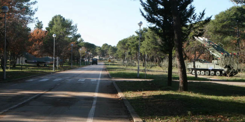 Zemunik: Muzej aviona i helikoptera na otvorenom Zemunik: Muzej aviona i helikoptera na otvorenom