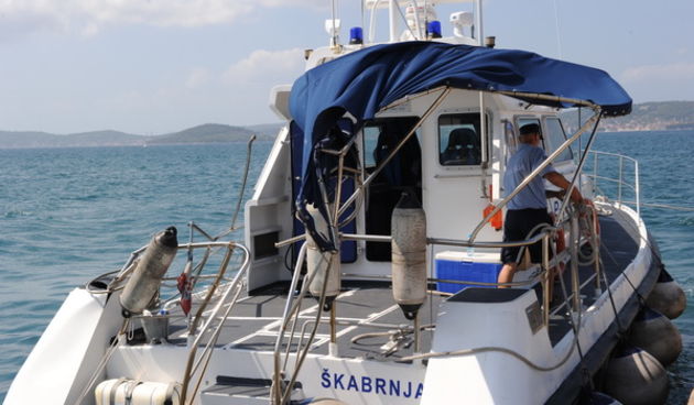 Zadar, 150711.
Na predstavljanju novog policijskog 25 metarskog  broda  Mile Blazevic Cadjo u zadarskom kanalu doslo je do sudara istoimenog broda i broda Skabrnja u kojem su se nalazila 4 fotoreportera i dva pripadnika pomorske policije.
Na fotografiji :