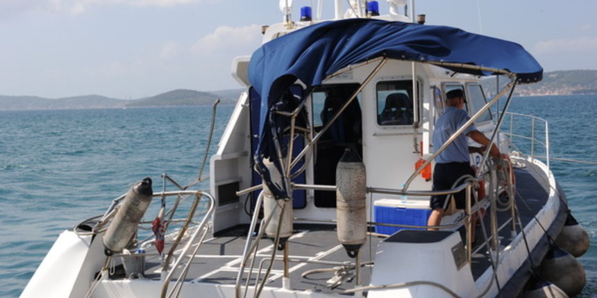 Zadar, 150711.
Na predstavljanju novog policijskog 25 metarskog  broda  Mile Blazevic Cadjo u zadarskom kanalu doslo je do sudara istoimenog broda i broda Skabrnja u kojem su se nalazila 4 fotoreportera i dva pripadnika pomorske policije.
Na fotografiji :