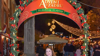 Deset tisuća posjetitelja uživalo u otvorenju Adventa u Zadru- koncertu Ivana Zaka i vatrometu