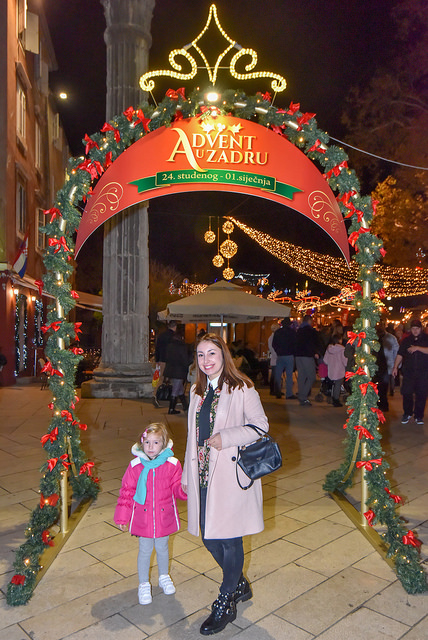 Deset tisuća posjetitelja uživalo u otvorenju Adventa u Zadru- koncertu Ivana Zaka i vatrometu