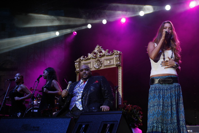 Pula, 130810.
Joss Stone i Solomon Burke odrzali koncert u pulskoj areni. Dvoje velikana soul glazbe, odlicni glazbenici sasvim razlicitih generacija, mlada Britanka Joss Stone ima 23 godine a americka soul legenda Solomon Burke navrsava 70.
Foto: Goran S Pula, 130810.
Joss Stone i Solomon Burke odrzali koncert u pulskoj areni. Dvoje velikana soul glazbe, odlicni glazbenici sasvim razlicitih generacija, mlada Britanka Joss Stone ima 23 godine a americka soul legenda Solomon Burke navrsava 70.
Foto: Goran S