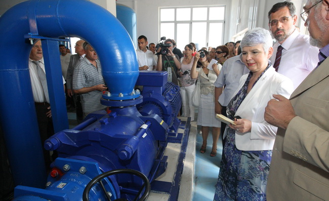 Zadar, 170710.
Jadranka Kosor pustila je u rad sustav za navodnavanje na poljoprivrednom podrucju Bastica.
Foto: Vladimir Ivanov / CROPIX
