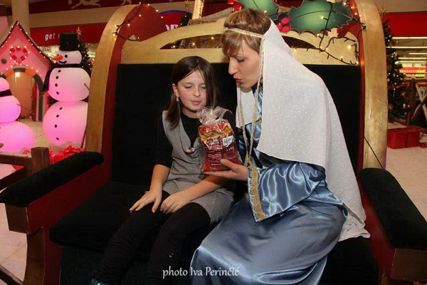 Sv. Luce razveselila mališane u Supernova centru, Foto: Iva Perinčić Sv. Luce razveselila mališane u Supernova centru, Foto: Iva Perinčić