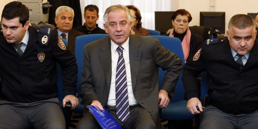 Zagreb, 101212.
Zupanijski sud na Zrinjevcu.
Nastavak sudjenja bivsem hrvatskom premjeru Ivi Sanaderu i drugima u slucaju Fimi-Media. Ivo Sanader na sudjenje je dosao iz zatvora Remetinec tako da mora sjediti izmedju pravosudnih policajaca.
Na fotografij Zagreb, 101212.
Zupanijski sud na Zrinjevcu.
Nastavak sudjenja bivsem hrvatskom premjeru Ivi Sanaderu i drugima u slucaju Fimi-Media. Ivo Sanader na sudjenje je dosao iz zatvora Remetinec tako da mora sjediti izmedju pravosudnih policajaca.
Na fotografij