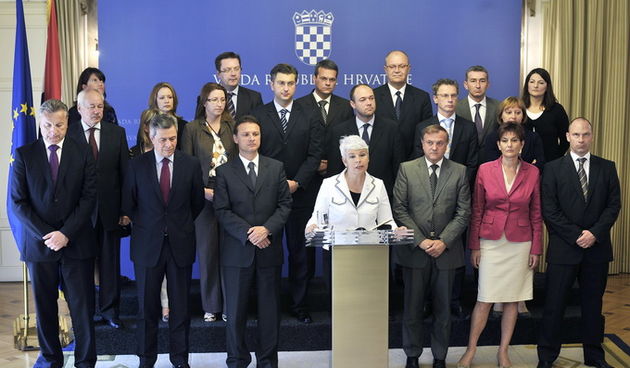 Zagreb, 110611.
Vlada RH.
Press konferencija premijerke Jadranke Kosor na kojoj je predstavljen pregovaracki tim za ulazak u EU, povodom definiranja sluzbenog datuma ulaska RH u EU.
Na slici: premijerka Kosor i pregovaracki tim.
Foto: Boris Kovacev / CROP