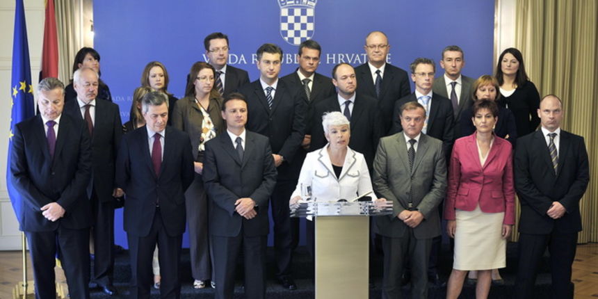 Zagreb, 110611.
Vlada RH.
Press konferencija premijerke Jadranke Kosor na kojoj je predstavljen pregovaracki tim za ulazak u EU, povodom definiranja sluzbenog datuma ulaska RH u EU.
Na slici: premijerka Kosor i pregovaracki tim.
Foto: Boris Kovacev / CROP Zagreb, 110611.
Vlada RH.
Press konferencija premijerke Jadranke Kosor na kojoj je predstavljen pregovaracki tim za ulazak u EU, povodom definiranja sluzbenog datuma ulaska RH u EU.
Na slici: premijerka Kosor i pregovaracki tim.
Foto: Boris Kovacev / CROP