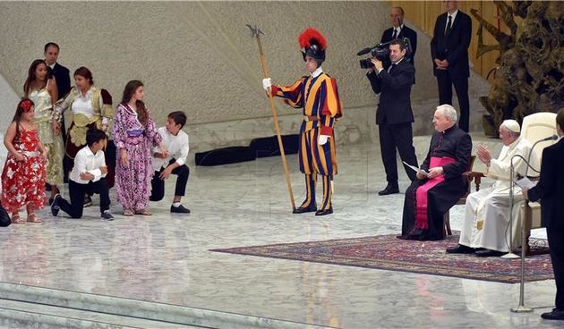 Papa Franjo i romska djeca, Foto: Hina