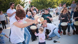 Glazbeno scenski nastup “Iskra ljubavi za mir” i grupna meditacija na Forumu