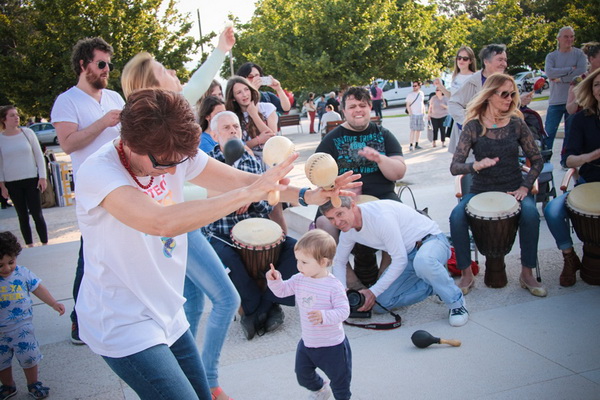 Glazbeno scenski nastup “Iskra ljubavi za mir” i grupna meditacija na Forumu