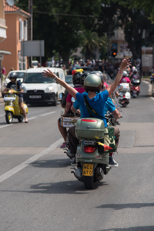 Spektakularni defile vespaša, foto: Vinko Pešić Spektakularni defile vespaša, foto: Vinko Pešić