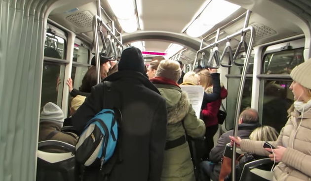 Članovi zbora zapjevali u tramvaju