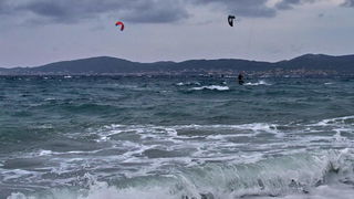 Kiteri i surferi uživali u jakom jugu